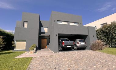 Excelente Propiedad en 2 Plantas con Piscina