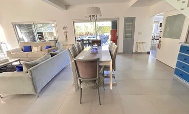 Excelente Propiedad en 2 Plantas con Piscina