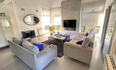 Excelente Propiedad en 2 Plantas con Piscina