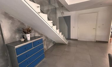 Excelente Propiedad en 2 Plantas con Piscina