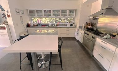 Excelente Propiedad en 2 Plantas con Piscina