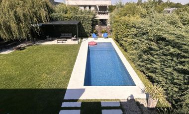 Excelente Propiedad en 2 Plantas con Piscina