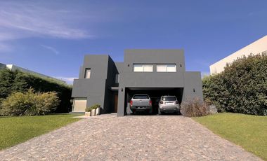 Excelente Propiedad en 2 Plantas con Piscina