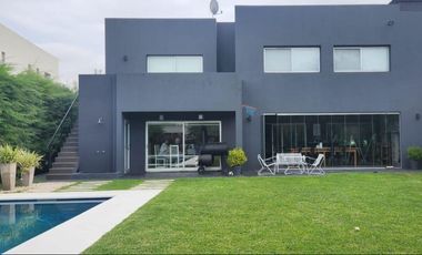 Excelente Propiedad en 2 Plantas con Piscina