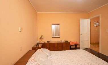 Casa de 4 dormitorios  con patio verde y cochera en Barrio Ma. Selva!