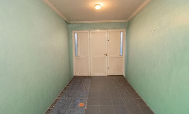 Casa de 4 dormitorios  con patio verde y cochera en Barrio Ma. Selva!