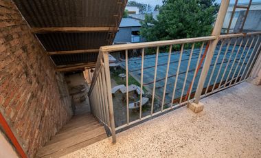 Casa de 4 dormitorios  con patio verde y cochera en Barrio Ma. Selva!