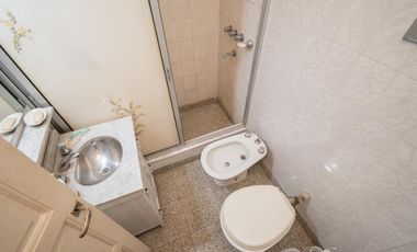 Casa de 4 dormitorios  con patio verde y cochera en Barrio Ma. Selva!