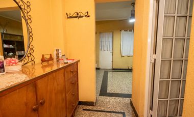 Casa de 4 dormitorios  con patio verde y cochera en Barrio Ma. Selva!