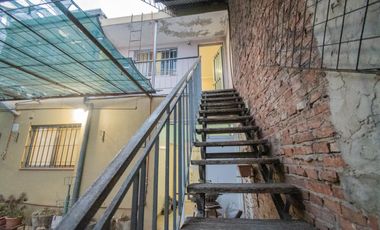 Casa de 4 dormitorios  con patio verde y cochera en Barrio Ma. Selva!