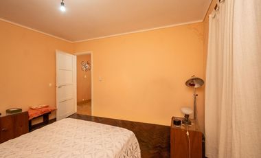 Casa de 4 dormitorios  con patio verde y cochera en Barrio Ma. Selva!