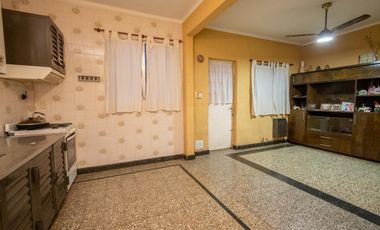 Casa de 4 dormitorios  con patio verde y cochera en Barrio Ma. Selva!