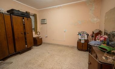 Casa de 4 dormitorios  con patio verde y cochera en Barrio Ma. Selva!