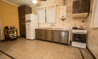 Casa de 4 dormitorios  con patio verde y cochera en Barrio Ma. Selva!