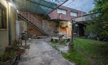 Casa de 4 dormitorios  con patio verde y cochera en Barrio Ma. Selva!