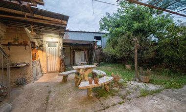 Casa de 4 dormitorios  con patio verde y cochera en Barrio Ma. Selva!