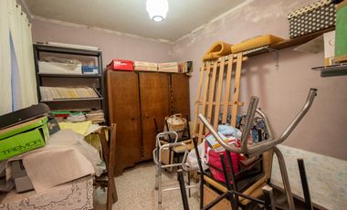 Casa de 4 dormitorios  con patio verde y cochera en Barrio Ma. Selva!