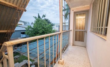 Casa de 4 dormitorios  con patio verde y cochera en Barrio Ma. Selva!