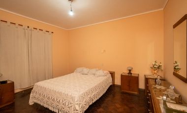 Casa de 4 dormitorios  con patio verde y cochera en Barrio Ma. Selva!