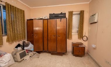 Casa de 4 dormitorios  con patio verde y cochera en Barrio Ma. Selva!