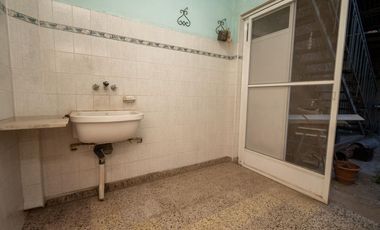 Casa de 4 dormitorios  con patio verde y cochera en Barrio Ma. Selva!