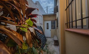 Casa de 4 dormitorios  con patio verde y cochera en Barrio Ma. Selva!