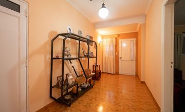 Casa de 4 dormitorios  con patio verde y cochera en Barrio Ma. Selva!