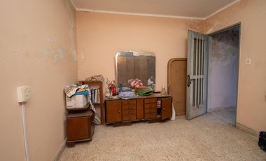 Casa de 4 dormitorios  con patio verde y cochera en Barrio Ma. Selva!