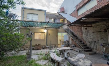 Casa de 4 dormitorios  con patio verde y cochera en Barrio Ma. Selva!