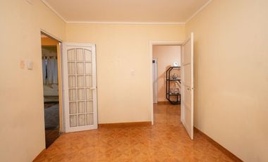 Casa de 4 dormitorios  con patio verde y cochera en Barrio Ma. Selva!