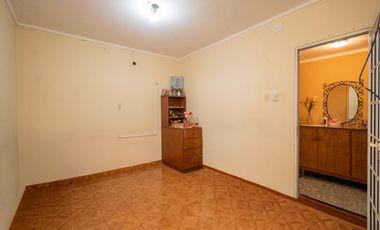 Casa de 4 dormitorios  con patio verde y cochera en Barrio Ma. Selva!