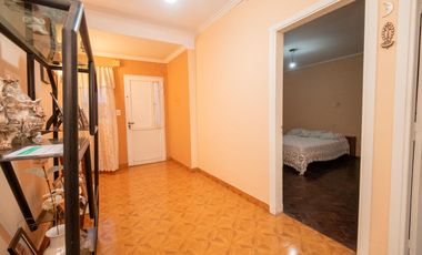 Casa de 4 dormitorios  con patio verde y cochera en Barrio Ma. Selva!