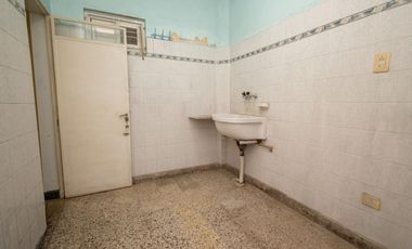 Casa de 4 dormitorios  con patio verde y cochera en Barrio Ma. Selva!