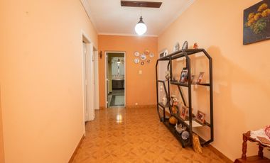 Casa de 4 dormitorios  con patio verde y cochera en Barrio Ma. Selva!