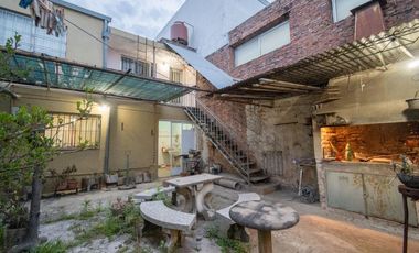 Casa de 4 dormitorios  con patio verde y cochera en Barrio Ma. Selva!