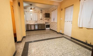 Casa de 4 dormitorios  con patio verde y cochera en Barrio Ma. Selva!