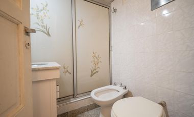 Casa de 4 dormitorios  con patio verde y cochera en Barrio Ma. Selva!