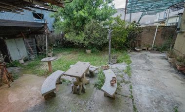 Casa de 4 dormitorios  con patio verde y cochera en Barrio Ma. Selva!