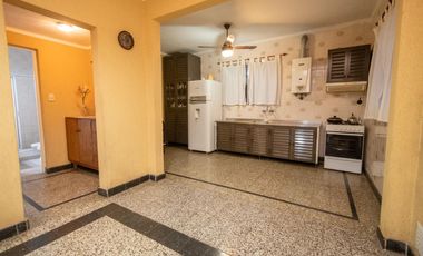 Casa de 4 dormitorios  con patio verde y cochera en Barrio Ma. Selva!