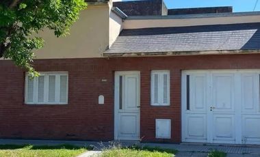 Casa de 4 dormitorios  con patio verde y cochera en Barrio Ma. Selva!