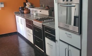 CASA EN VENTA 4 amb / mas   1 depto de 2 ambientes/o quincho  terreno propio APTO CREDITO