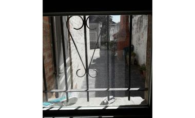 CASA EN VENTA 4 amb / mas   1 depto de 2 ambientes/o quincho  terreno propio APTO CREDITO