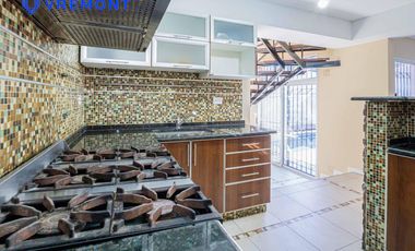 Lisandro Mendez 3400. Triplex en venta de 4 amb. Pileta. Remedios de Escalada.