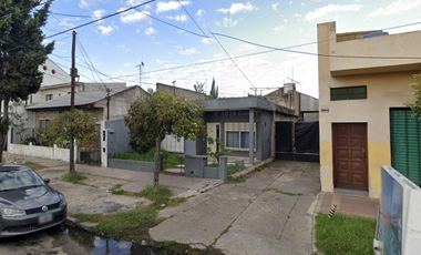 Casa en  venta 3 ambientes con jardín, galpón y espacio guardacoche, apta crédito - Wilde