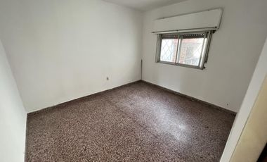 Casa en  venta 3 ambientes con jardín, galpón y espacio guardacoche, apta crédito - Wilde