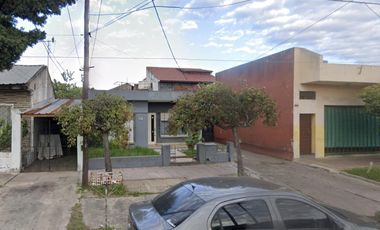 Casa en  venta 3 ambientes con jardín, galpón y espacio guardacoche, apta crédito - Wilde