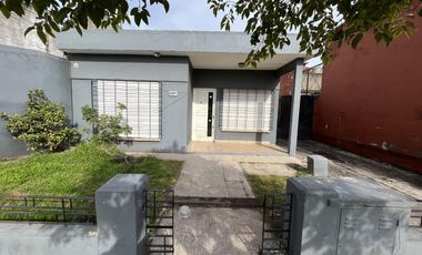 Casa en  venta 3 ambientes con jardín, galpón y espacio guardacoche, apta crédito - Wilde