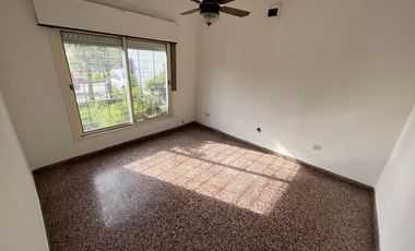 Casa en  venta 3 ambientes con jardín, galpón y espacio guardacoche, apta crédito - Wilde