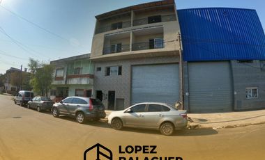 Venta de Galpon en Tablada - En bloque con dos departamentos de 3 ambientes -