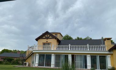 Casa en venta - 4 Dormitorios 4 Baños - 3.000Mts2 - La Plata